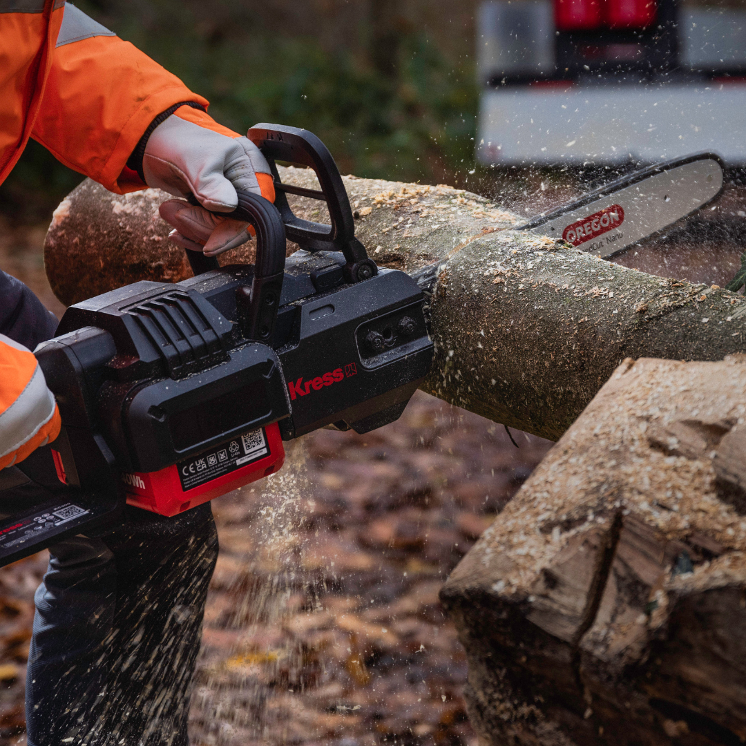 Kettensägen der Firma Kress - leistungsstarke Akkugeräte mit bürstenlosen Motoren bei Kronauer Powertools!